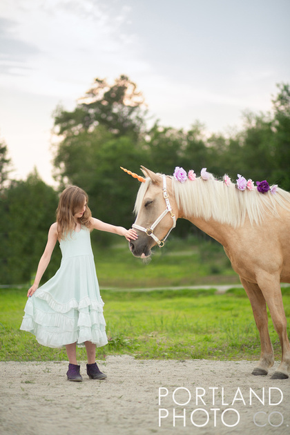 "Unicorn Photo Shoot" "unicorn photos" "girls with unicorn" "real unicorn" 