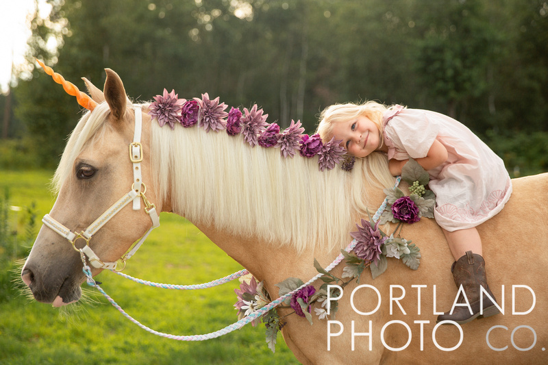 "Unicorn Photo Shoot" "unicorn photos" "girls with unicorn" "real unicorn" 